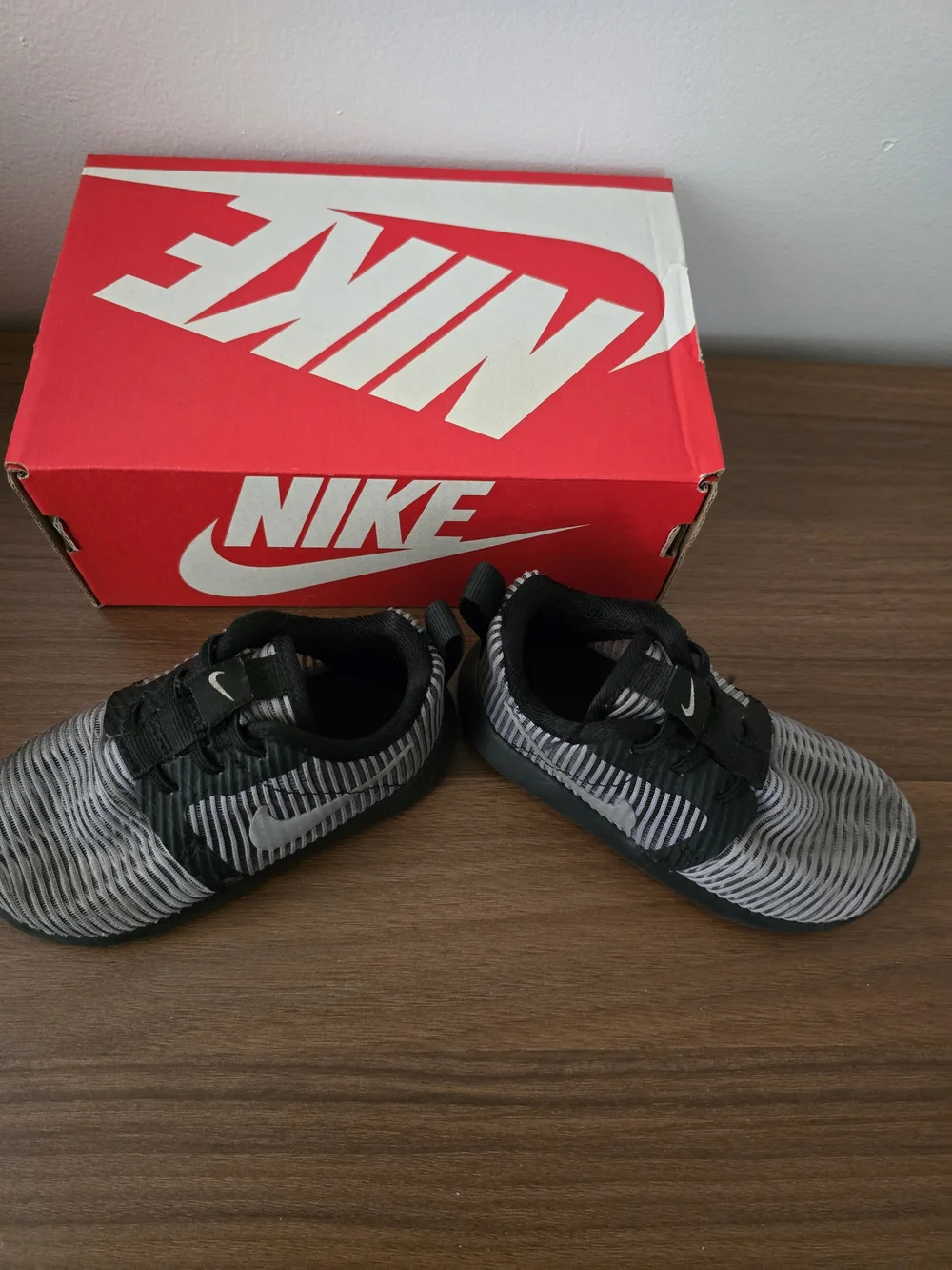 Nike Roshe One Kids Sneakers in Black and Gray